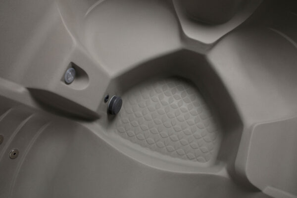 Maui Hot Tub 5-Person Lounger, 25 SS Jet, 115V/230V, Stainless Heater, Ozone, Waterfall and Upgraded Lighting - Image 6